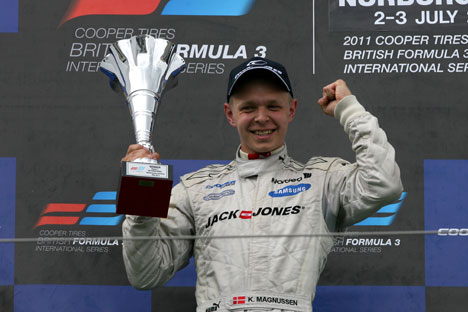 Kevin Magnussen på det øverste trin efter sejren
